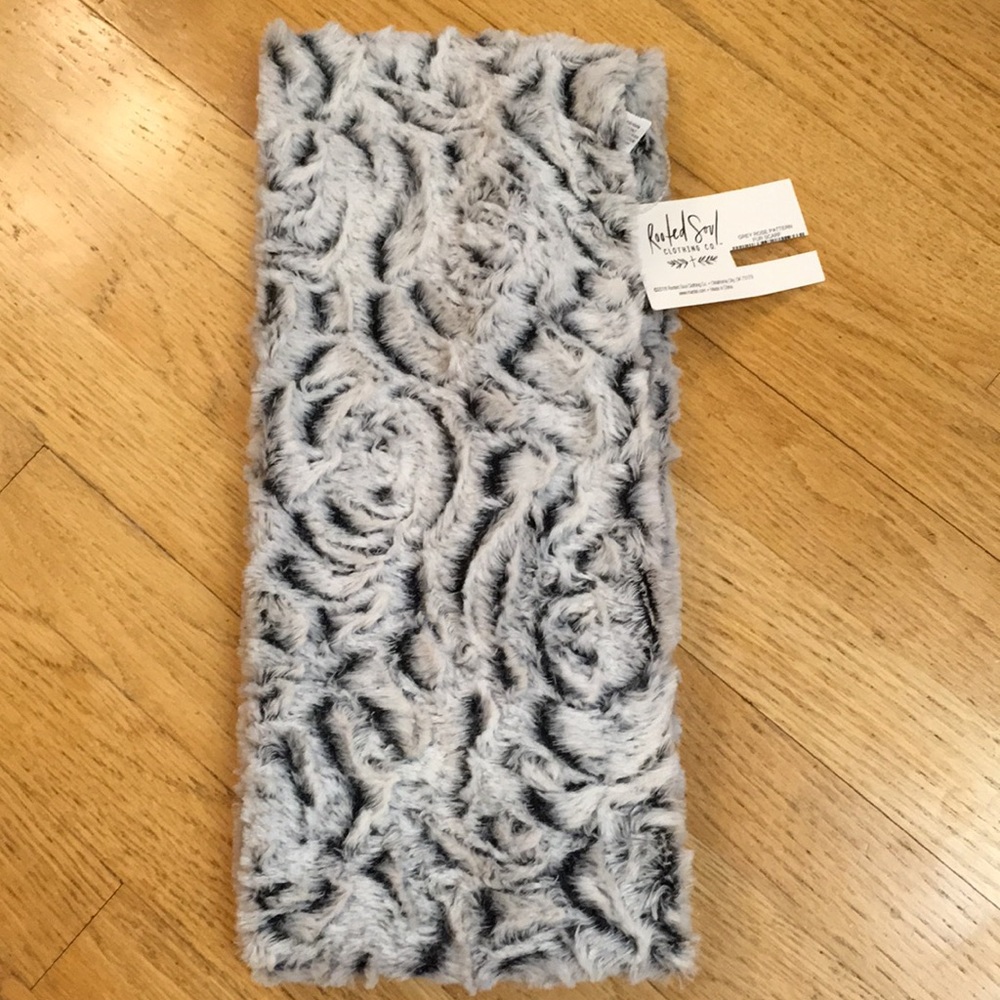Ruched Faux Fur Scarf in Light Gray